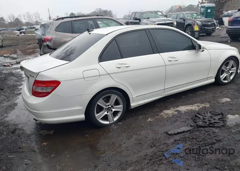 2010 Mercedes-Benz C 300 Sport 4Matic z USA, uszkodzony, nr VIN WDDGF8BB8AF394121